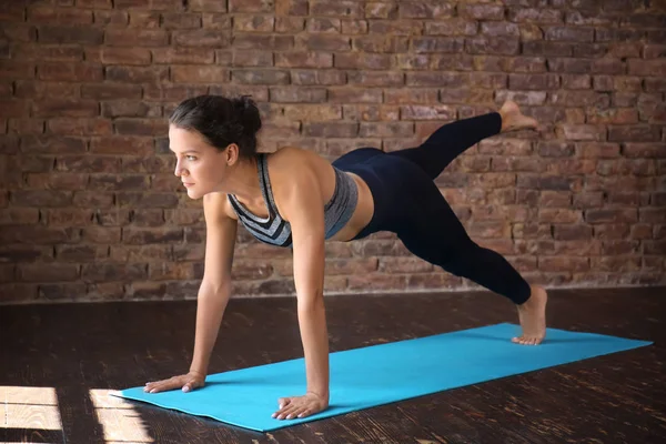 Sportieve Vrouw Die Yoga Binnen Oefent — Stockfoto