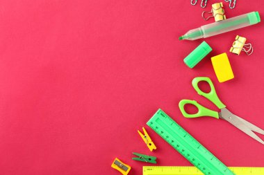 Renk arka plan üzerinde farklı okul Kırtasiye ile kompozisyon