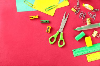 Renk arka plan üzerinde farklı okul Kırtasiye ile kompozisyon