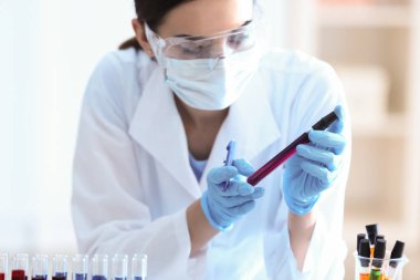 Laboratuvarda çalışan kadın bilim adamı.