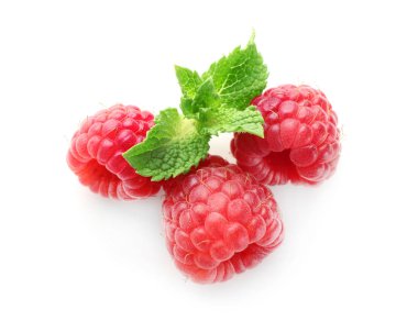 Beyaz arka planda taze olgun ahududular