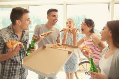Gençler lezzetli pizza kapalı ile partide eğleniyor