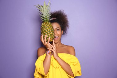 Renkli ananaslı güzel Afro-Amerikalı kadın.