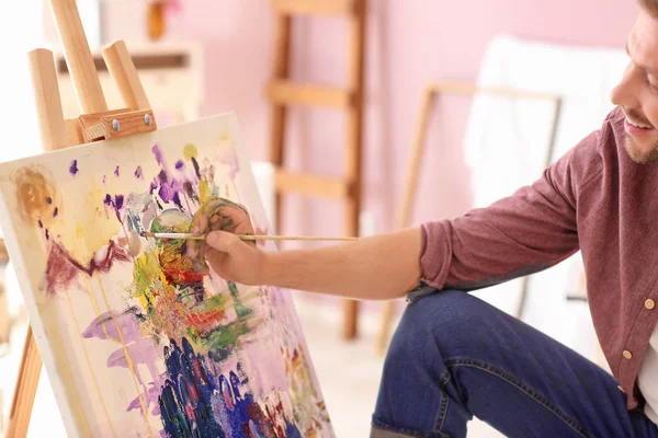 Artista Masculino Pintando Taller — Foto de Stock