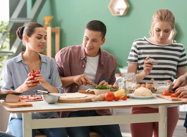 Freunde Kochen Gemeinsam Der Küche — Stockfoto