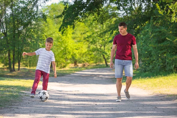 Ragazzino Con Suo Padre Che Gioca Calcio All Aperto — Foto Stock