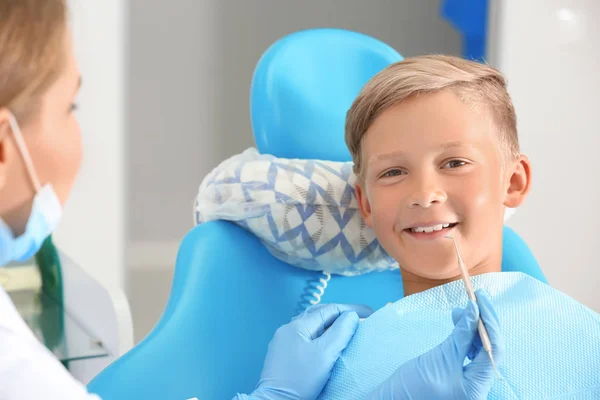 牙科医生在诊所检查小男孩的牙齿 — 图库照片