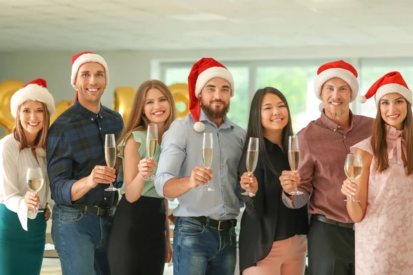 Jovens Com Copos Champanhe Celebrando Natal Festa Corporativa Escritório — Fotografia de Stock