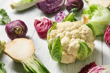 Lahana hafif ahşap arka plan üzerinde farklı türleri