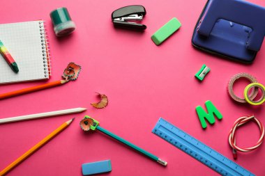 Renk arka plan üzerinde farklı okul Kırtasiye ile kompozisyon