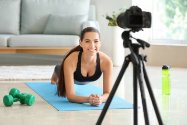 Genç bayan blogcu evde spor videosu kaydediyor