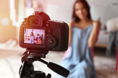 Genç moda blogcusu evde video kaydediyor
