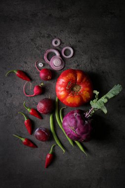 Çeşitli sebze ve Erik koyu arka plan üzerinde düz yatıyordu kompozisyonu