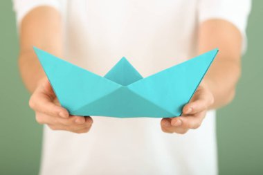 Renk arka plan, closeup teknede origami tutan adam