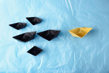 Renk gemilerde origami kağıt buruşuk. Liderlik kavramı