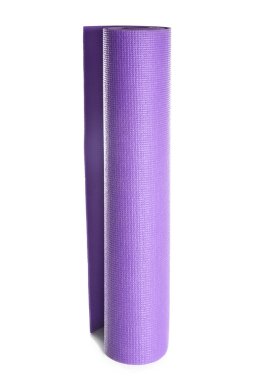 Yoga mat beyaz arka plan üzerinde haddelenmiş