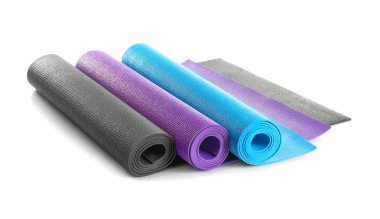Beyaz arka plan üzerinde farklı yoga paspaslar