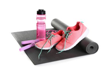 Yoga mat ve Spor donatımı Beyaz arka plan üzerinde