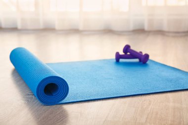 Yoga mat dumbbells hafif kat ile