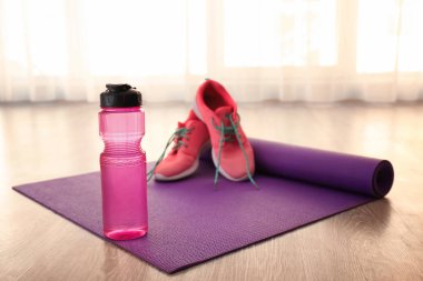 Yoga mat, spor ayakkabı ve şişe suyu katta