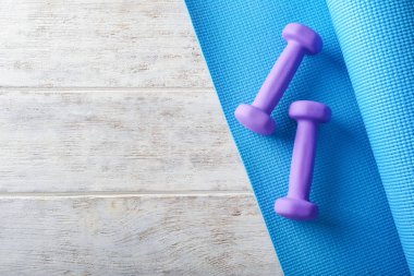 Yoga mat dumbbells hafif ahşap zemin ile
