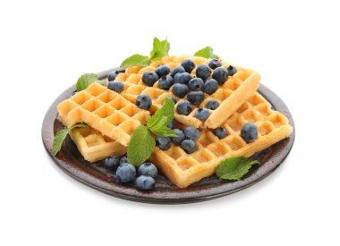 Beyaz zemin üzerinde bir yaban mersini ve lezzetli waffle ile plaka