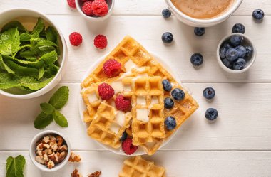 Lezzetli waffle ve çilek Beyaz ahşap zemin üzerinde kompozisyonu