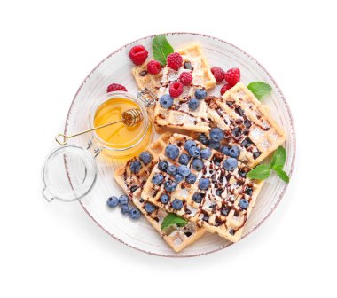 Lezzetli waffle, çilek ve beyaz zemin üzerine bal ile plaka