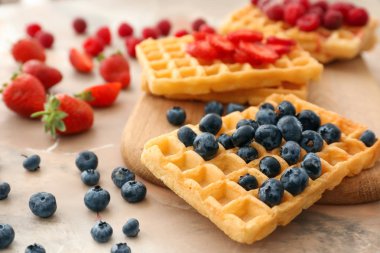 Çilek masada, closeup ile lezzetli waffle