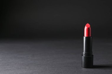 Siyah arka plan üzerine parlak ruj