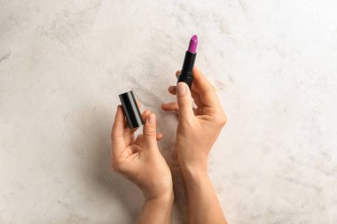 Masa lambası parlak ruj tutan kadın