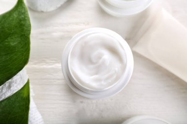 Beyaz masa, üstten görünüm üzerinde vücut kremi ile jar