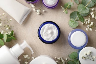 Vücut masaya krem ile düz yatıyordu kompozisyon