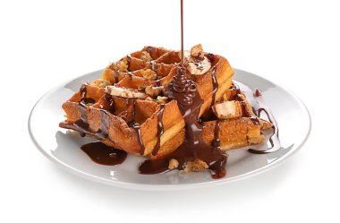 Lezzetli waffle üzerine çikolata sos plaka üzerinde dökme, üzerinde beyaz izole