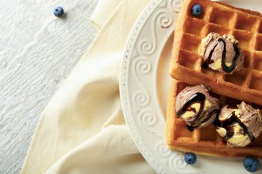 Dondurma ve plaka üzerinde yaban mersini ile lezzetli waffle