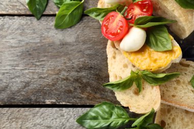 Ekmek, peynir ve domates ahşap zemin üzerine Yeşil taze fesleğen