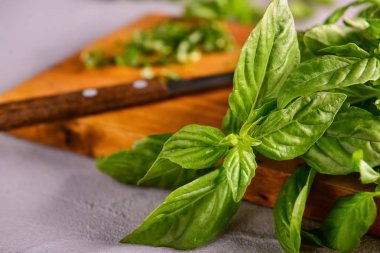 Ahşap masa, closeup üzerinde yeşil taze fesleğen