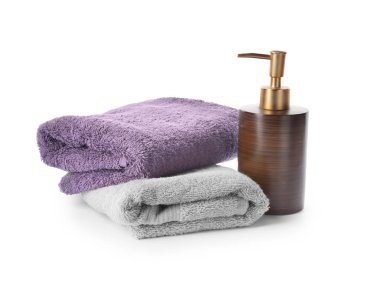 Temiz havlu ve şişe sıvı sabun ile beyaz arka plan üzerinde katlanmış