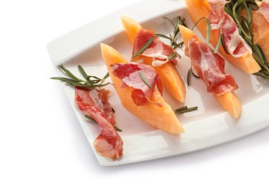 Lezzetli kavun ve beyaz arka planda, closeup prosciutto ile plaka