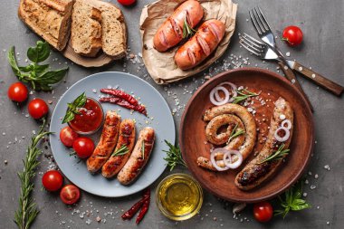Lezzetli kızarmış sosis masada, üstten görünüm ile plakalar