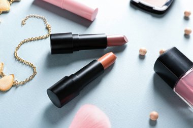 Renk arkaplanında farklı ruj izleri