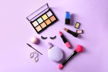 Renk arka plan üzerinde Dekoratif kozmetik ile düz yatıyordu kompozisyon