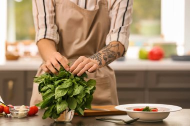 Masada yeşil taze fesleğen salata hazırlama kadın
