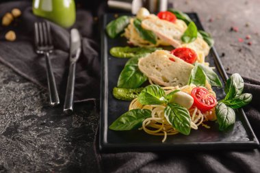 Fesleğen, domates ve plaka üzerinde ekmek ile lezzetli makarna