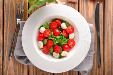 Taze domates fesleğen ve mozzarellalı plaka üzerinde