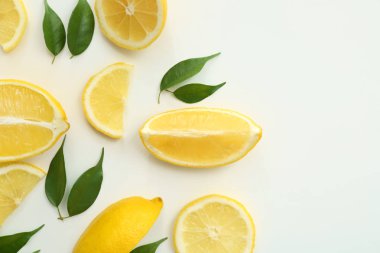 Beyaz arka planda olgun sulu limonlarla düz kompozisyon