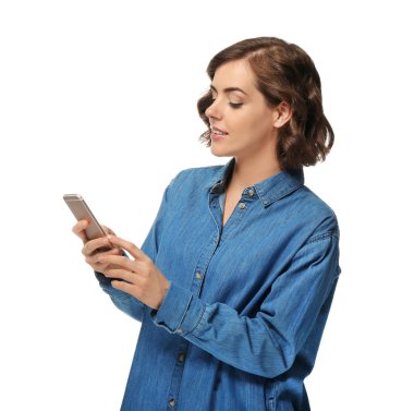 Beyaz arka planda cep telefonu olan güzel bir genç kadının portresi.