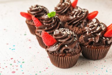 Beyaz masada lezzetli çikolata cupcakes