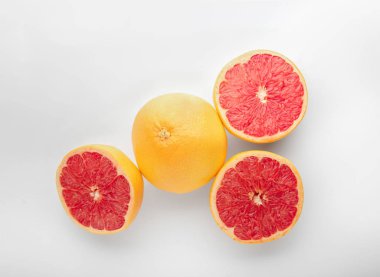 Beyaz arka plan üzerinde olgunlaşmış sulu greyfurt