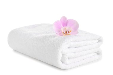 Beyaz arka plan üzerinde çiçek ile temiz yumuşak havlu